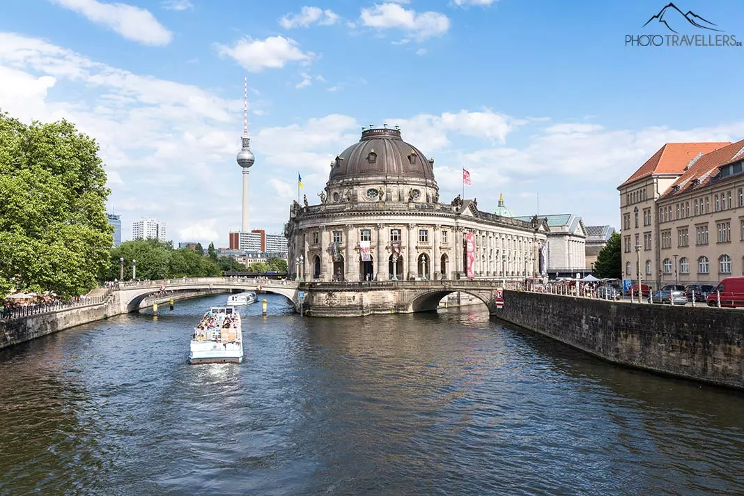 Blick auf das Bode Museum auf der Museumsinsel in Berlin