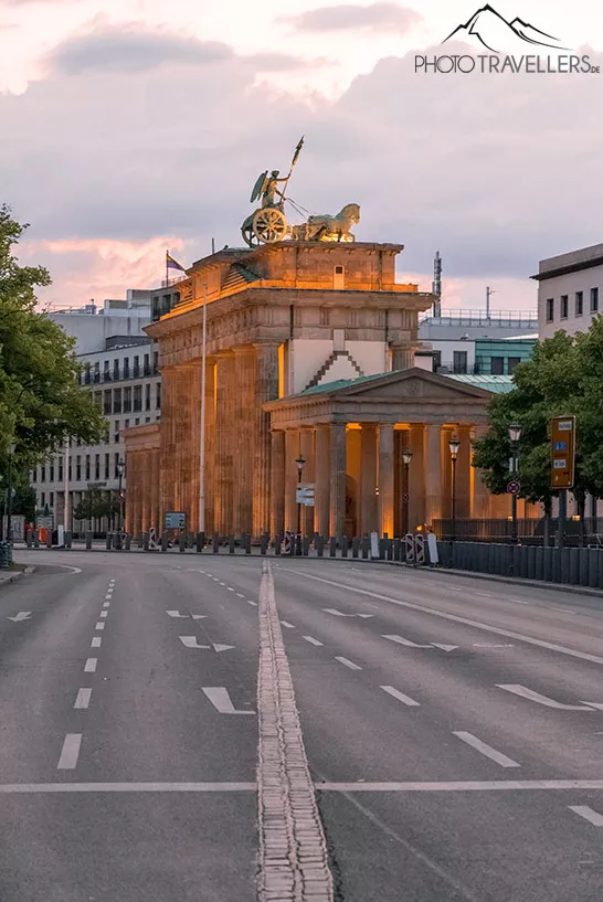 Der Blick von der Seite auf das Brandenburger Tor am Morgen