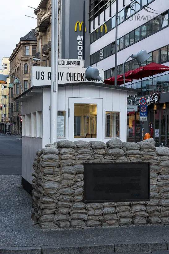 Blick auf ein Wachhäuschen in Berlin am Checkpoint Charlie