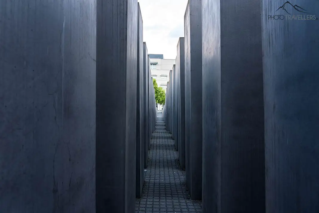 Die dunklen Säulen des Denkmals für die ermordeten Juden (Holocaust Denkmal) in Berlin