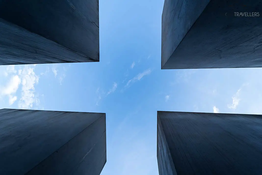 Der Blick im Holocaust Denkmal in Berlin nach oben in den blauen Himmel