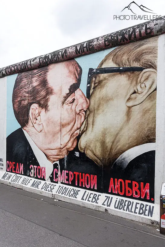 Das bekannteste Grafitt der East Side Gallery zeigt, wie sich Leonid Breshnew und Erich Honecker küssen. Darunter steht: "Mein Gott, hilf mir, diese tödliche Liebe zu überleben"