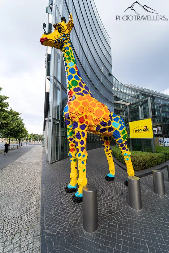 Eine Giraffe aus Lego vor dem Legoland am Potsdamer Platz