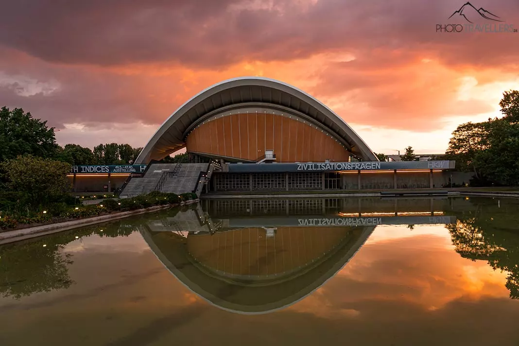 Das Haus der Kulturen der Welt im Berliner Tiergarten bei Sonnenaufgang