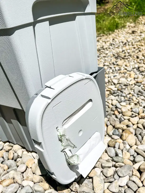 Der Toilettenpapierhalter wird mit Haken befestigt