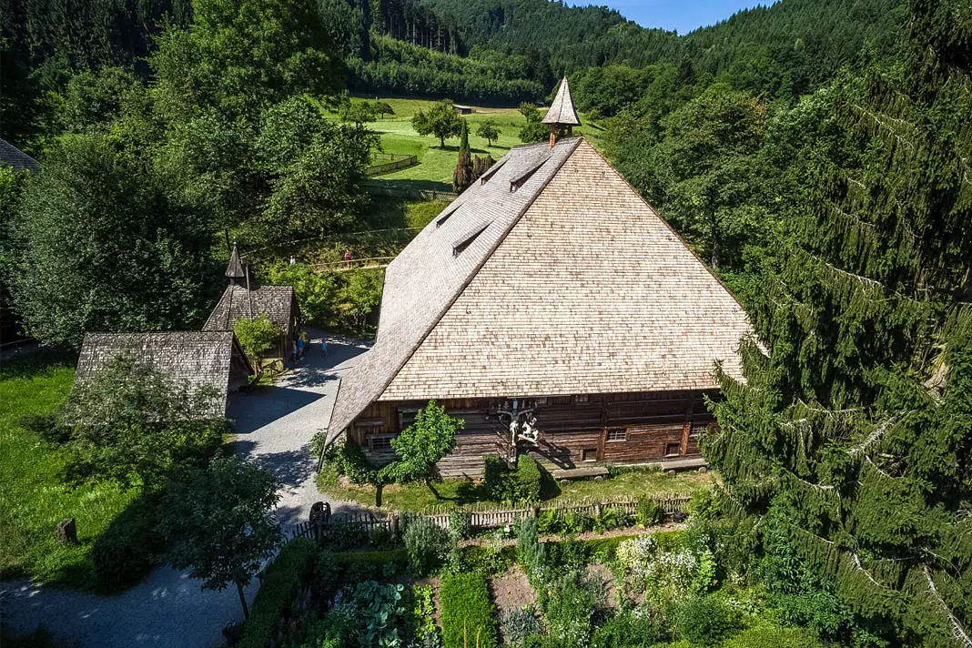 Blick auf einen der Höfe im Schwarzwälder Freilichtmuseum Vogtsbauernhof