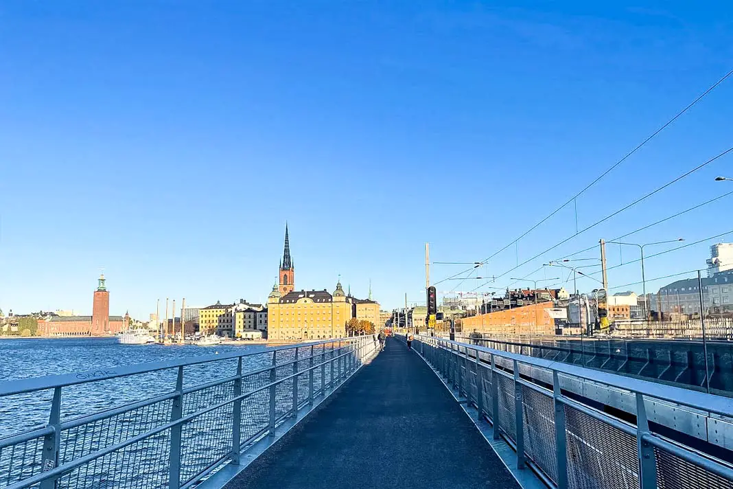 Blick auf die Brücke, die zur Gamla Stan in Stockholm führt