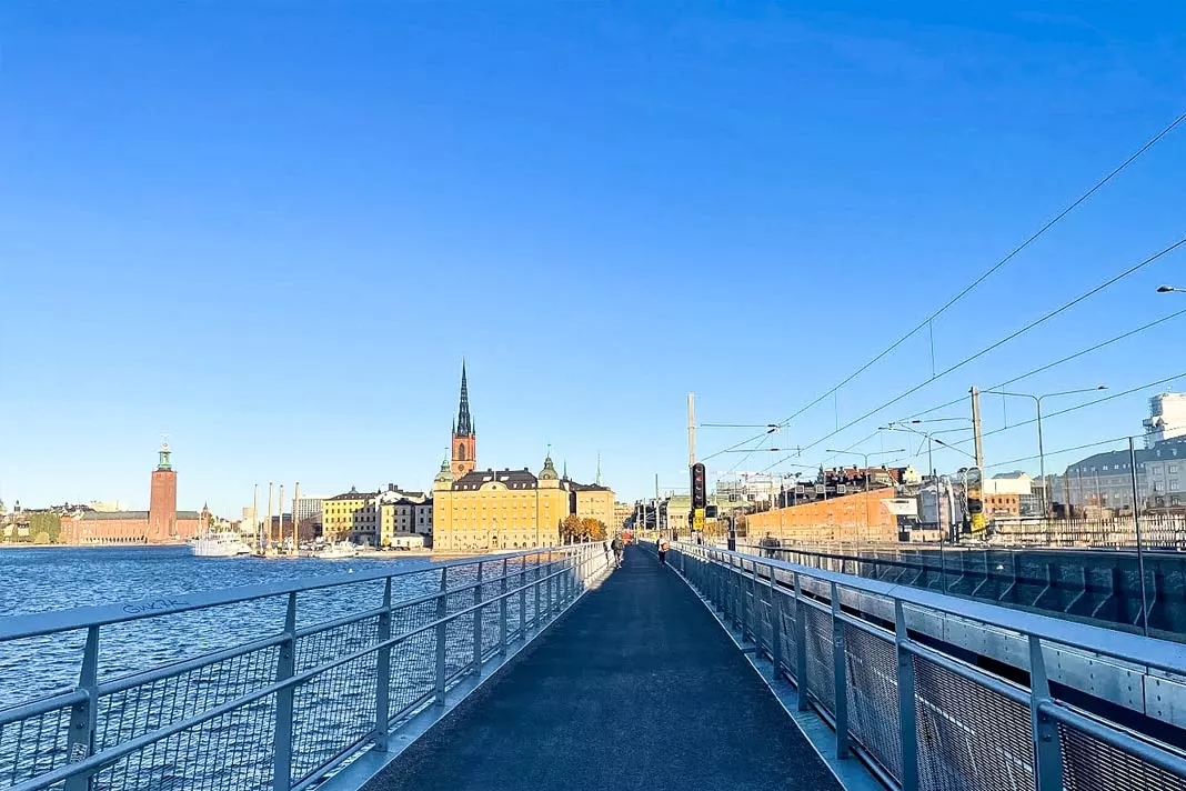 Blick auf die Brücke, die zur Gamla Stan in Stockholm führt