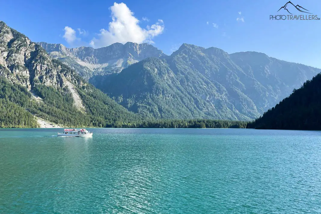 Ein Boot auf dem Plansee in Tirol