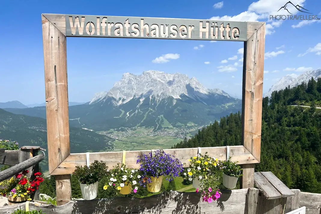Der Blick durch einen Rahmen bei der Wolfratshauer Hütte