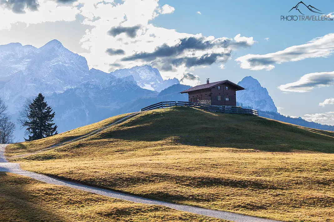 Die Almhütte auf dem Eckbauer, dahinter die Zugspitze