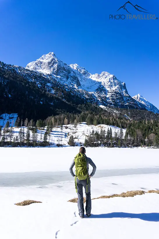 Biggi im Winter vor dem zugefrorenen Ferchensee vor imposanter Bergkulisse