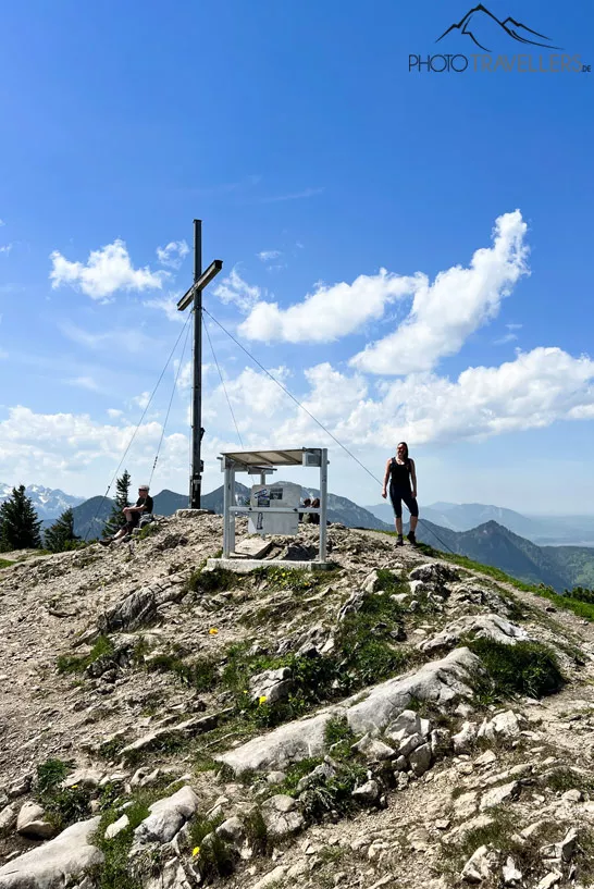 Biggi am Gipfelkreuz des Jochbergs