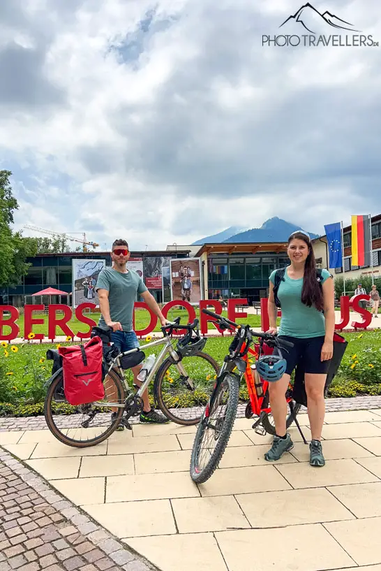 Biggi und Flo mit ihren Fahrrädern in Oberstdorf