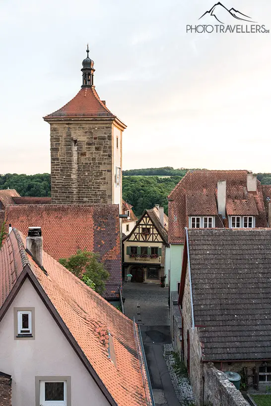 Blick auf die lange Stadtmauer Rothenburgs