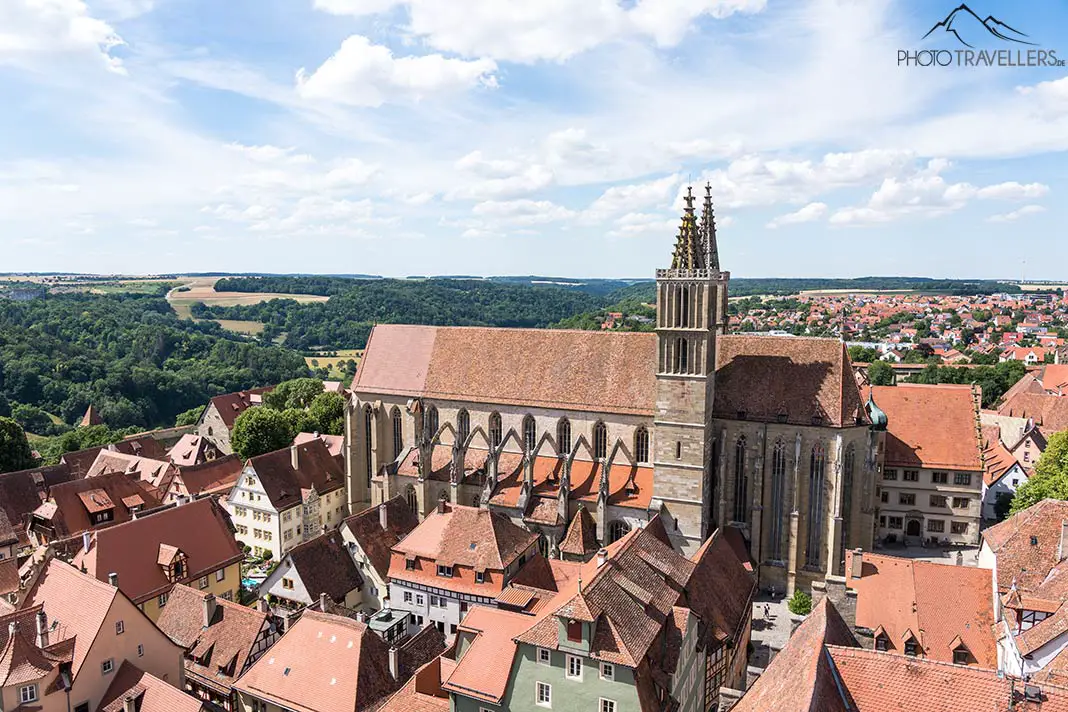 Blick auf die riesige St. Jakobs-Kirche in Rothenburg 