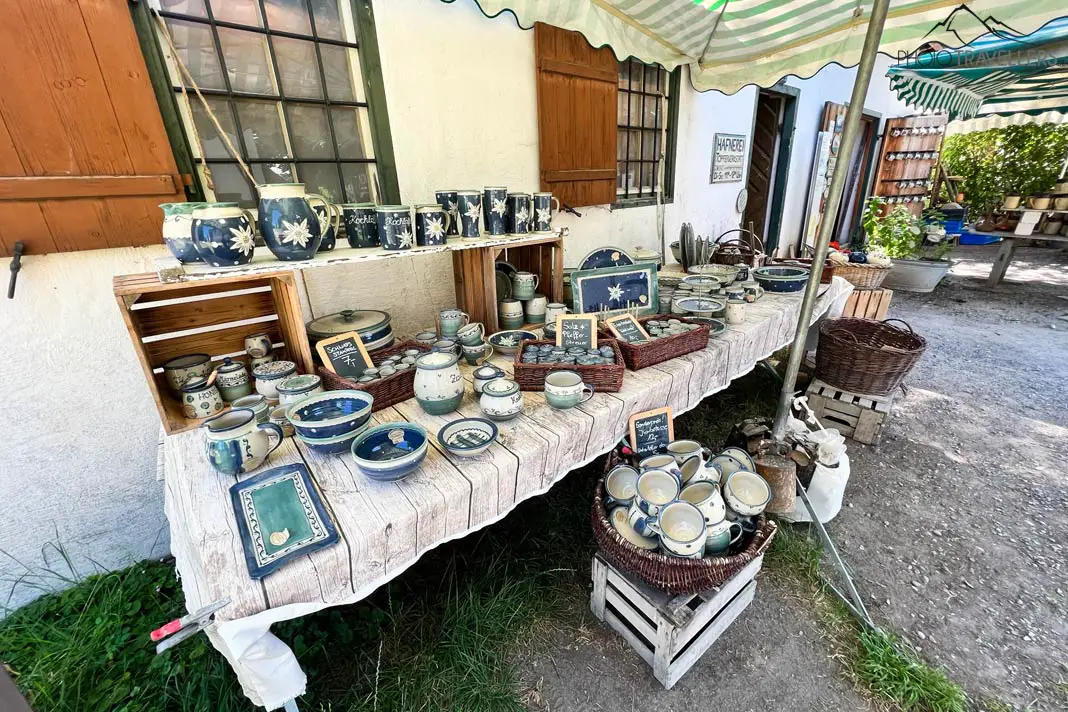 Ein Verkaufsstand mit Keramikwaren im Schwäbischen Bauernhofmuseum Illerbeuren