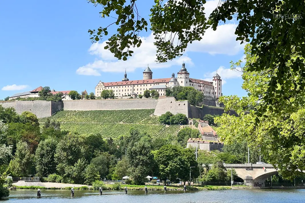 Blick auf die Festung Marienberg hoch über Würzburg