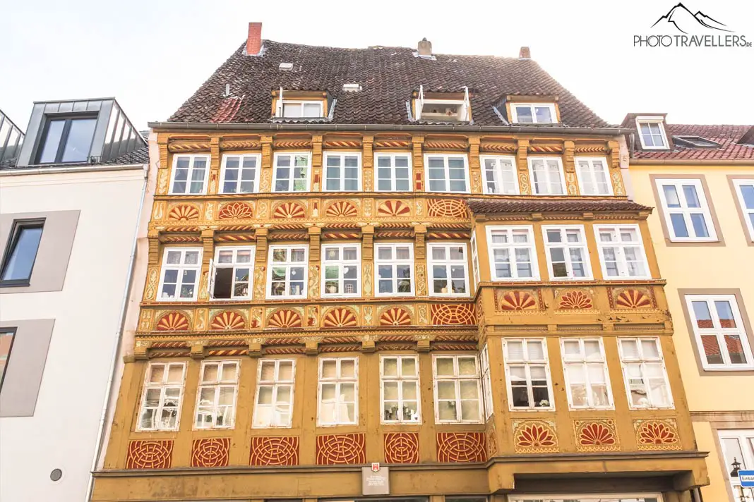 Gelbe Fassade des öltesten Bürgerhauses in Hannover