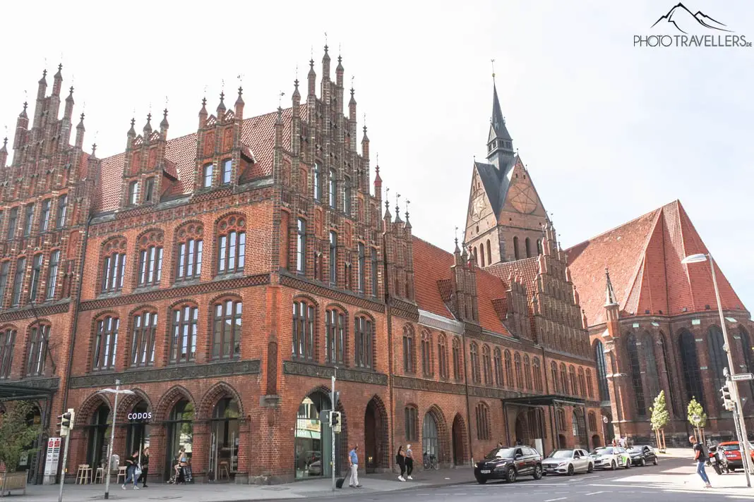 das rote alte Rathaus von Hannover und daneben die Marktkirche - sie zählen zu den Top-Sehenswürdigkeiten in der Altstadt