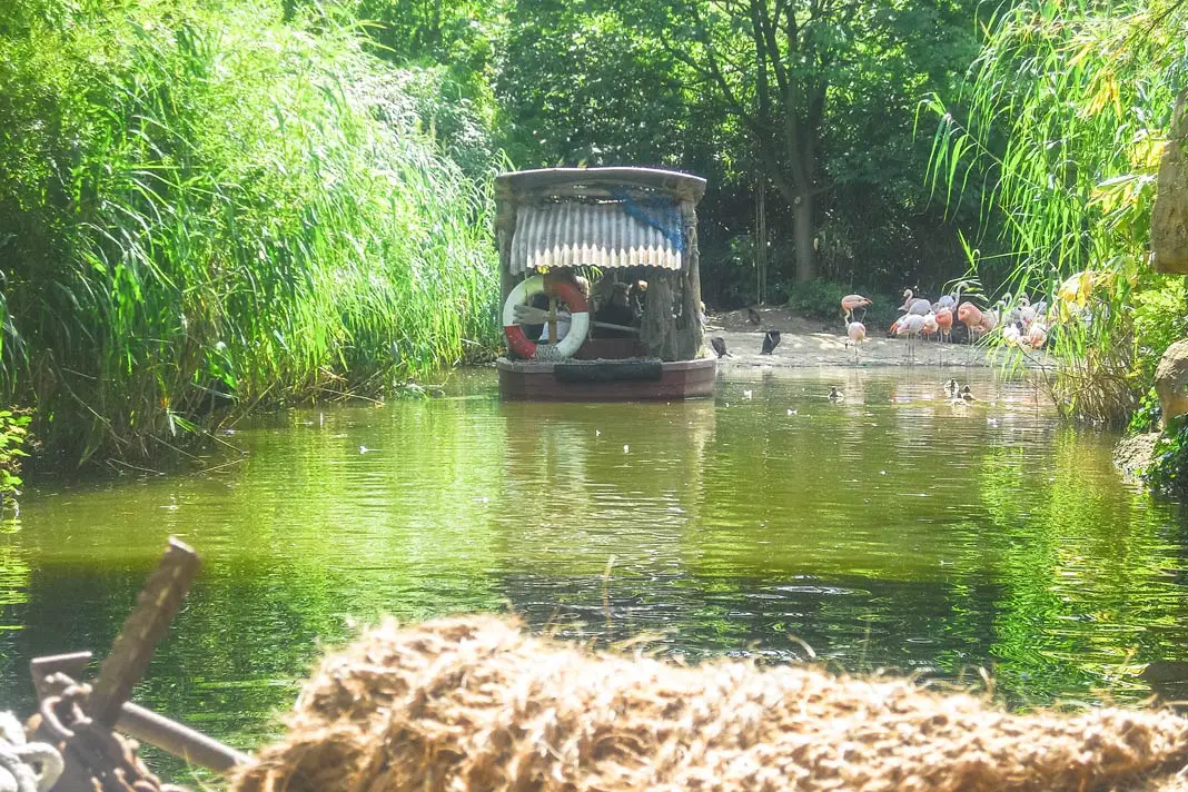 Fahrt im Erlebnis Zoo Hannover mit einem Boot