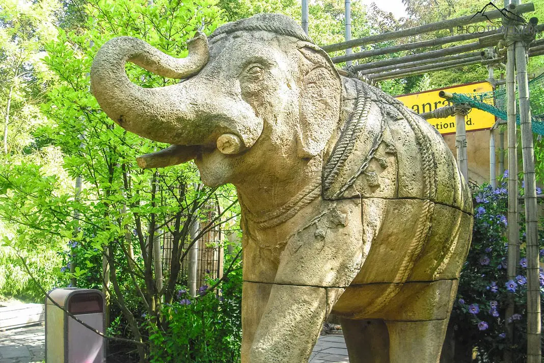 Ein indischer Palast mit großem Elefant im Erlebnis Zoo in Hannover