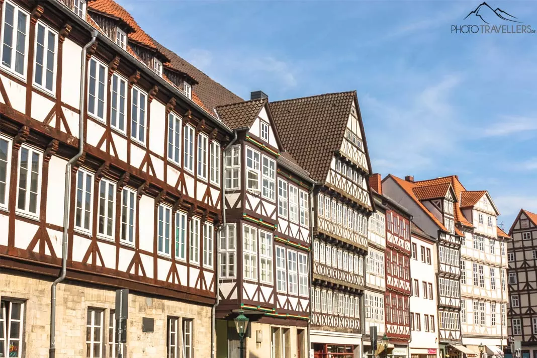 Blick auf eine Fachwerkhäuser-Reihe in Hannovers Altstadt