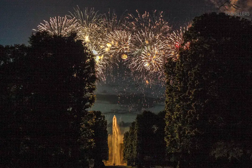 Die riesige Fontäne in den Herrenhäuser Gärten mit Feuerwerk 