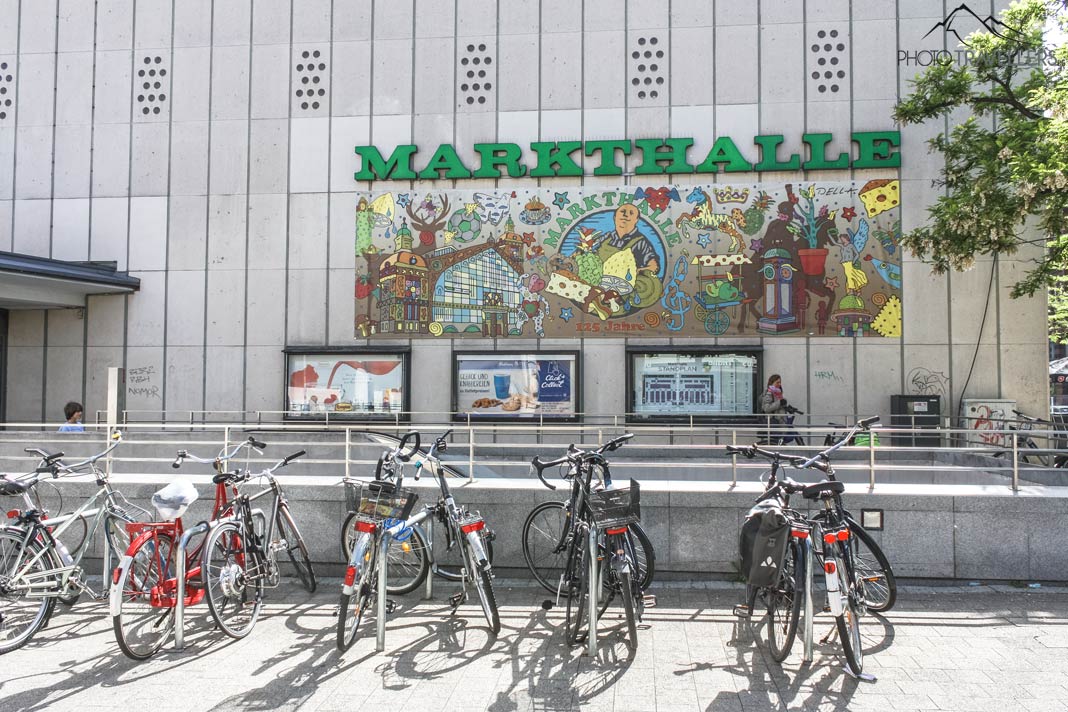 Blick auf Schriftzug und die Markthalle von außen