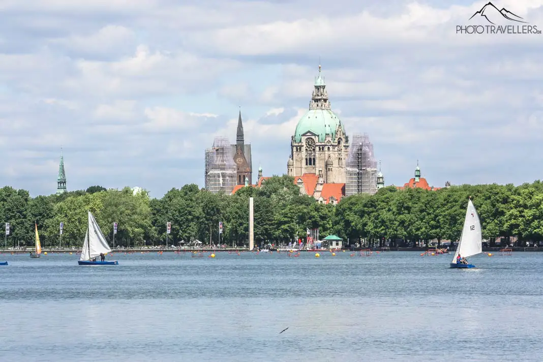 Blick vom Maschsee auf das Neue Rathaus von Hannover - eine der Top-Sehenswürdigkeiten
