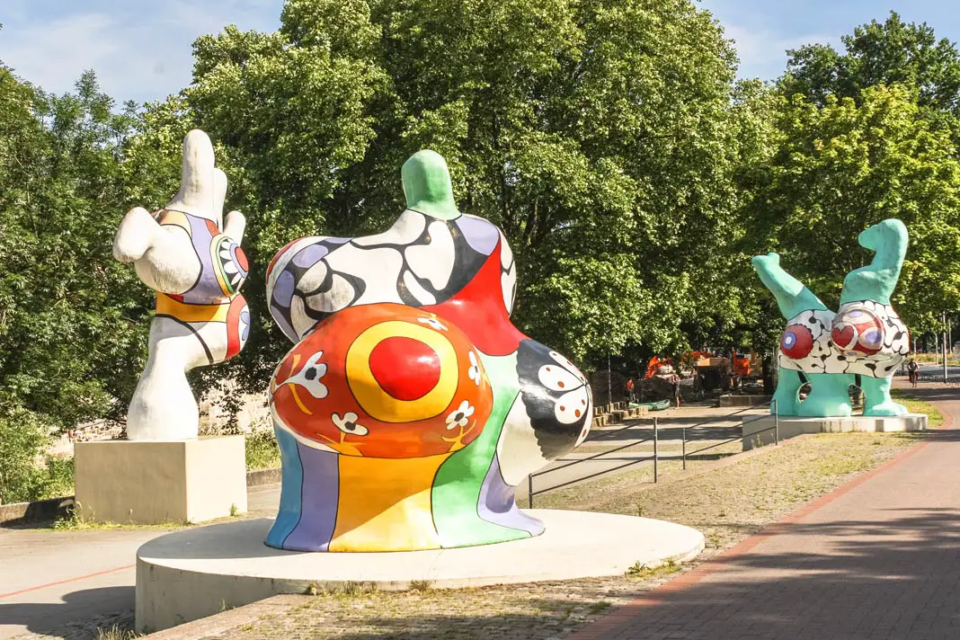 Blick auf die Nanas - kugelige Kunstfiguren - in Hannover
