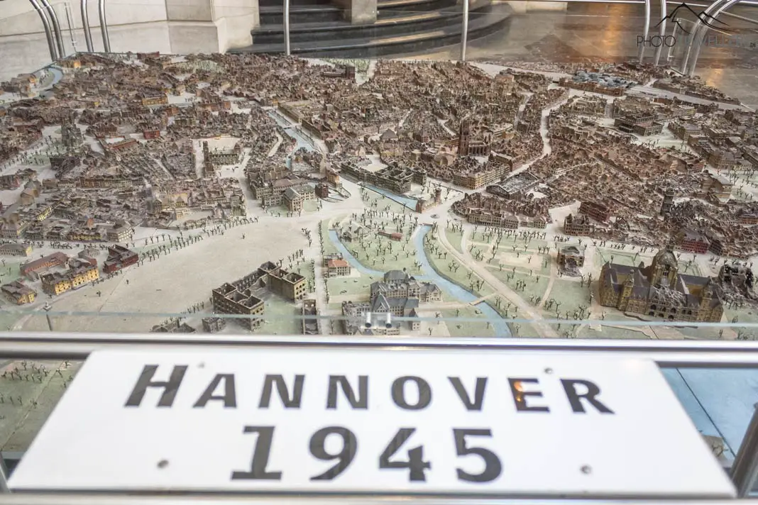 Blick auf ein Stadtmodell von Hannover aus dem Jahr 1945