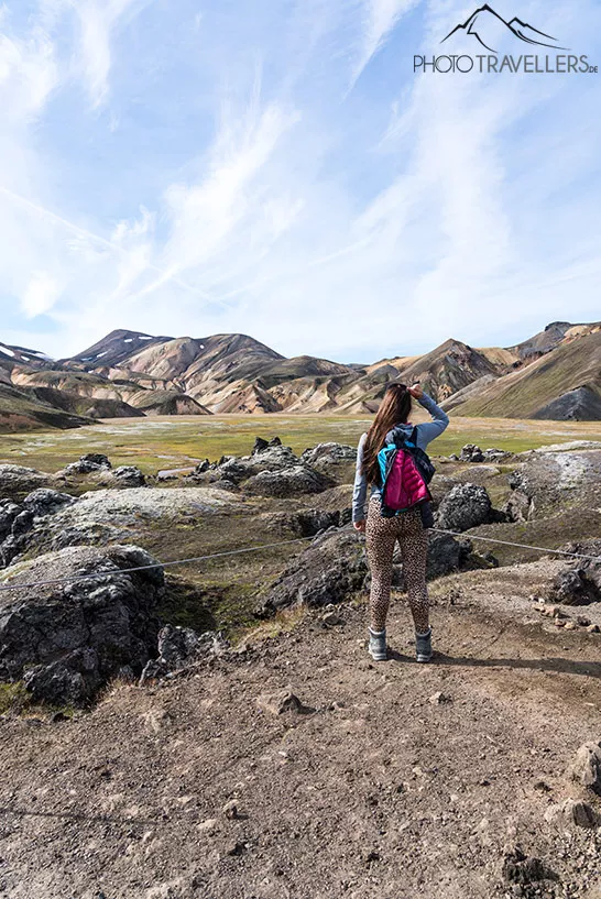 Reisebloggerin Biggi Bauer blickt über die Landschaft in Landmannalaugar
