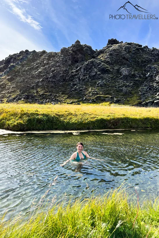 Reisebloggerin Biggi Bauer im heißen Pool in Landmannalaugar in Island
