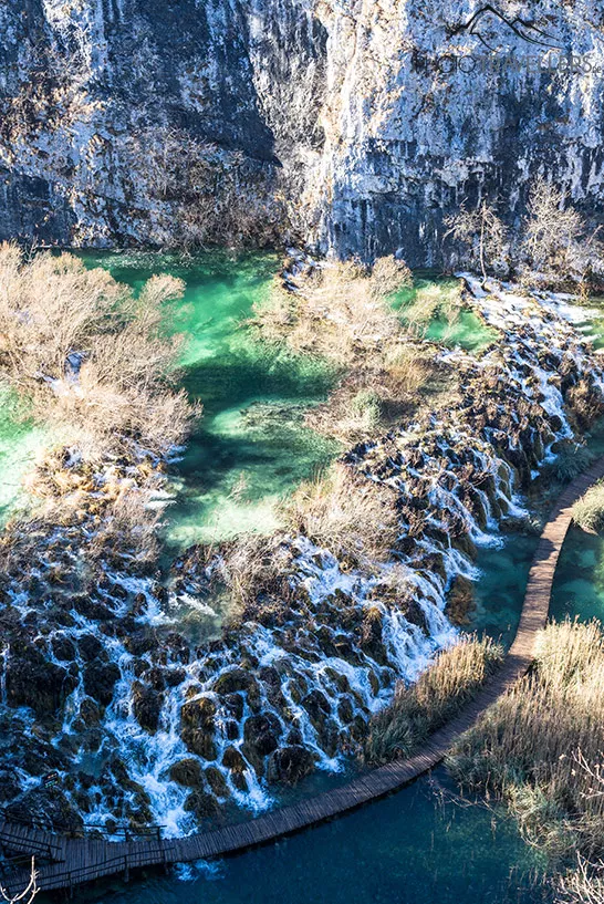 Der Blick von oben auf die Wasserfälle im Nationalpark Plitvicer Seen