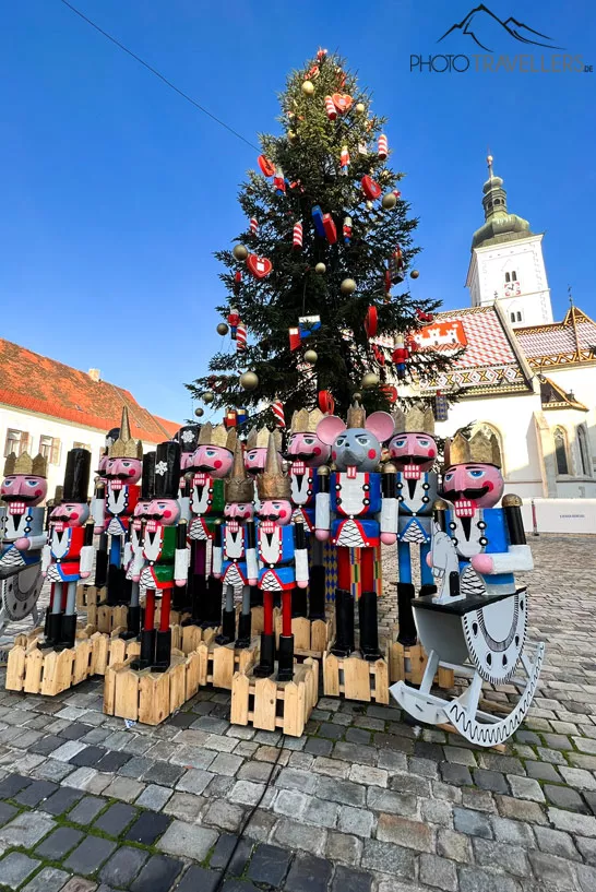 Weihnachtsbaum mit Figuren in Zagreb