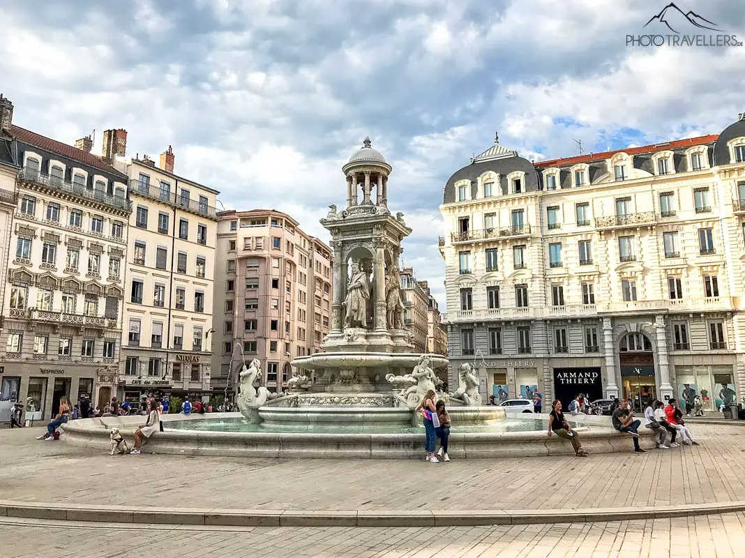Blick auf den  Place des Terreaux mit dem Bartholdi Brunnen