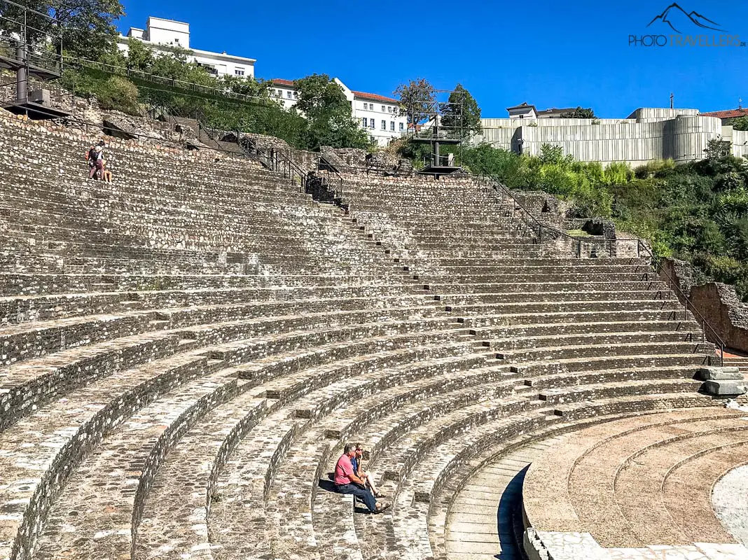 Blick hinein in die mächtigen Zuschauerränge des antiken römischen Amphitheaters in Lyon