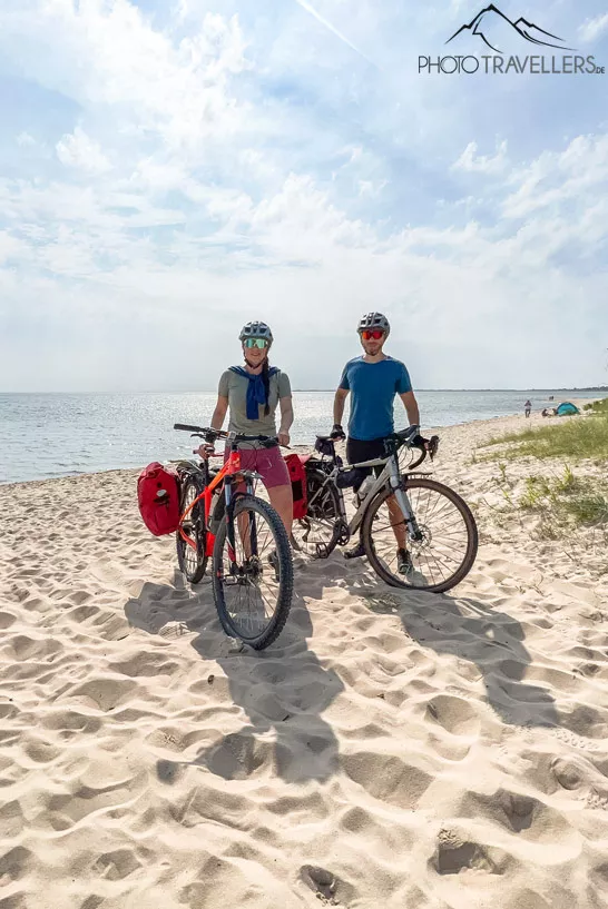 Biggi und Flo mit ihren Fahrrädern nach der langen Radreise durch Deutschland am Sandstrand von Sylt