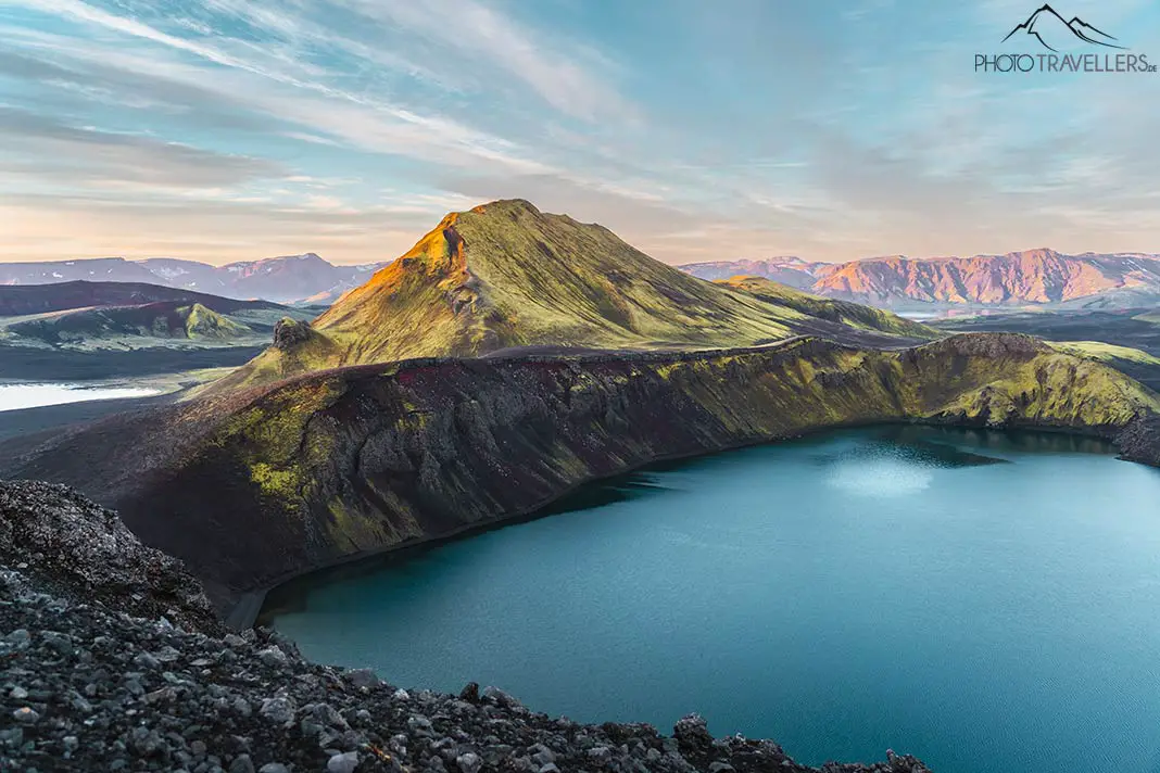 Der Blick am Morgen über den Kratersee Bláhylur im Hochland von Island 