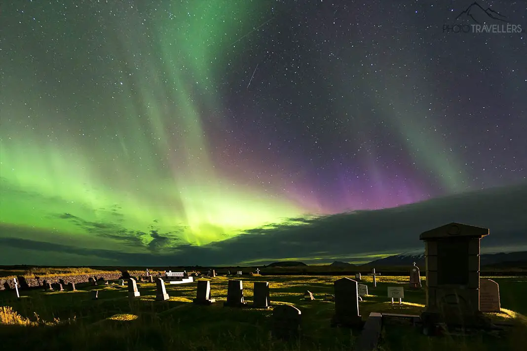 Grelle Polarlichter über dem Friedhof der Búðakirkja auf Island
