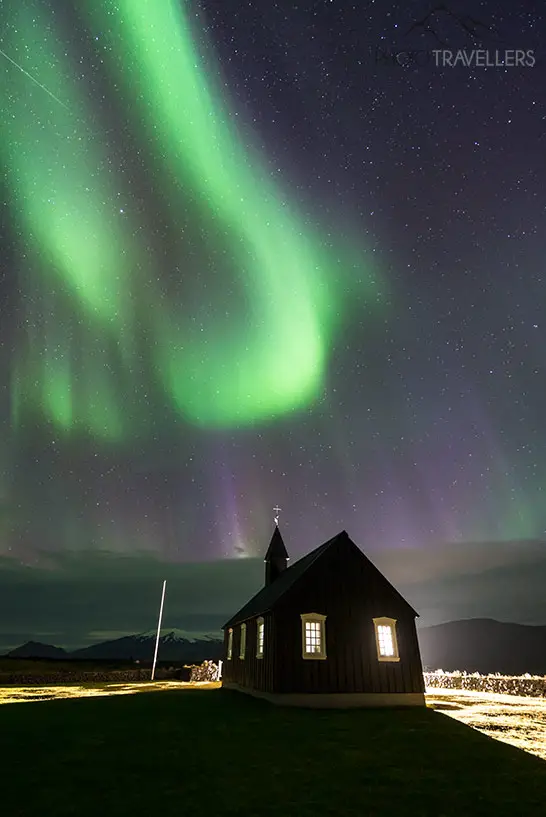 Die Búðakirkja auf Island unter grünen Nordlichtern