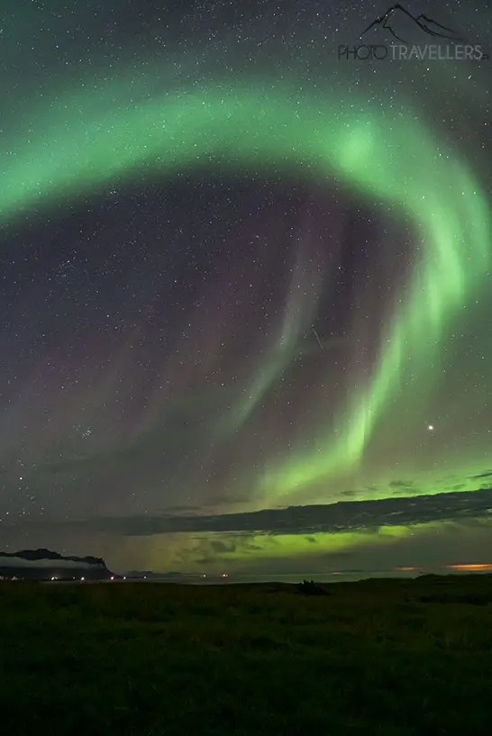 Ein breiter Polarlichtbogen über Island