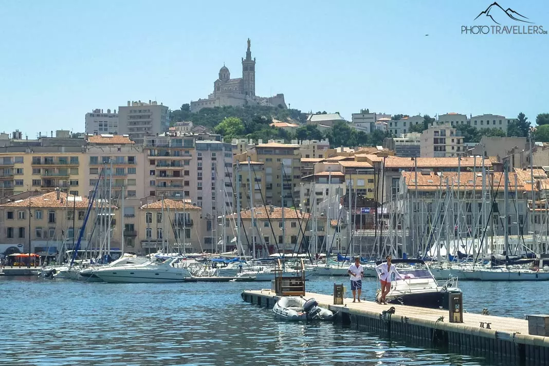 Blick vom Hafen auf die Kirche Notre-Dame von Marseille