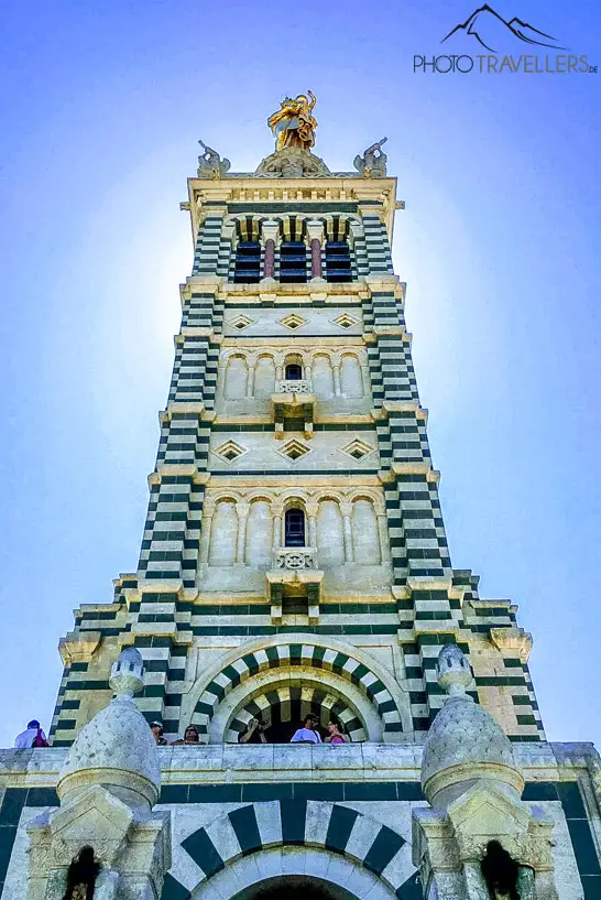 Blick auf den Turm der Kirche Notre-Dame von Marseille
