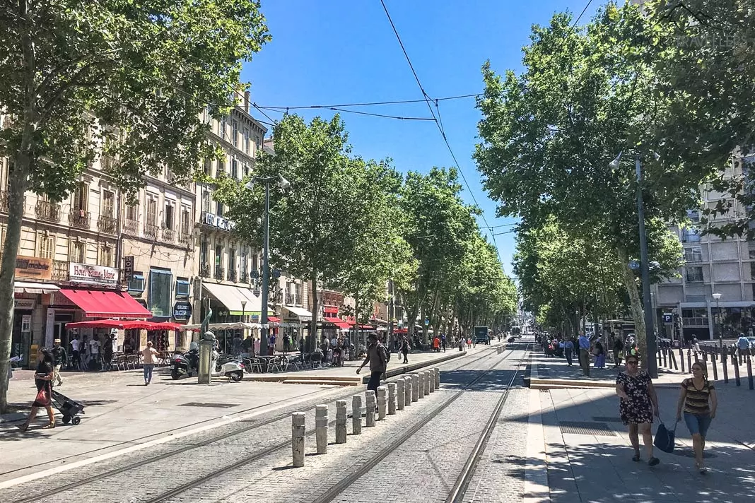 Blick in eine Querstraße der großen Einkaufsstraße in Marseille