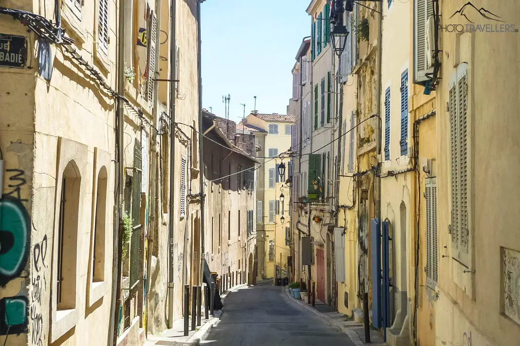 Blick in eine Gasse im Stadtviertel Le Panier von Marseille