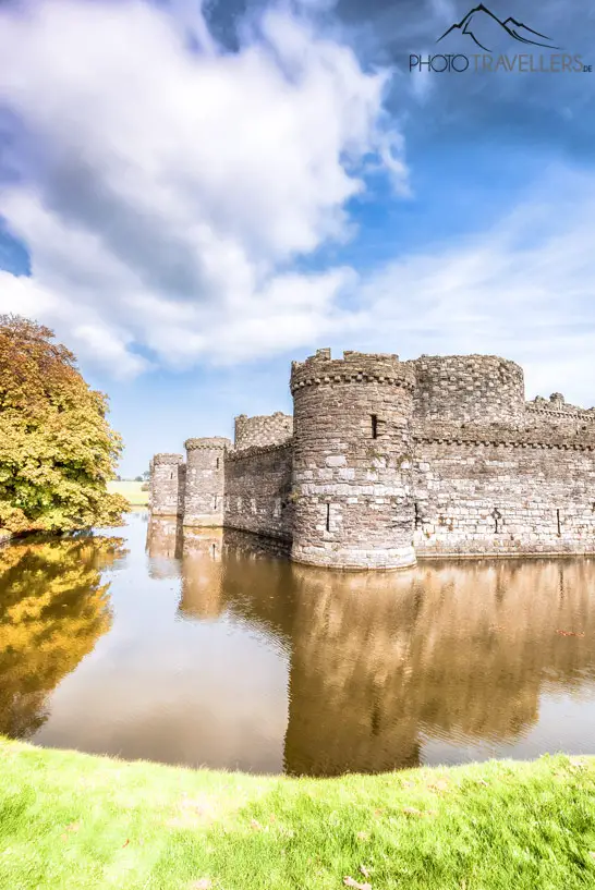 Blick auf das Beaumaris Castle von Wasser umgeben