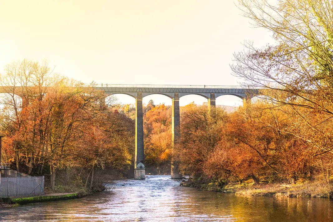 Blick von weitem auf das Pontcysyllte Aquädukt im Herbst