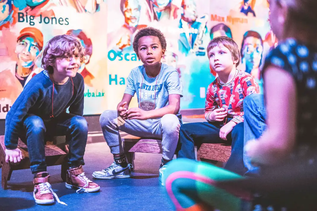 Kinder im Tropenmuseum in Amsterdam